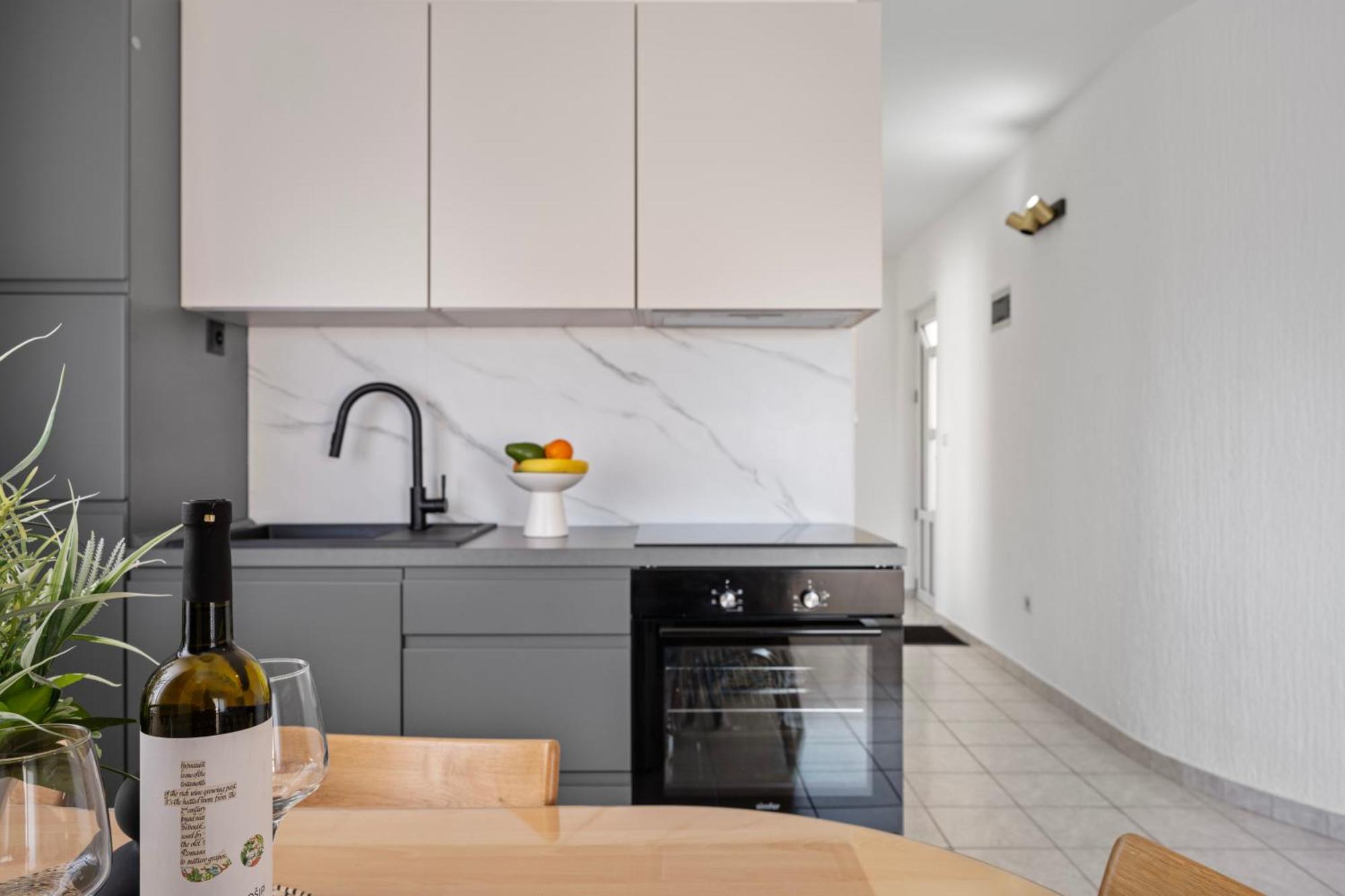 Aquarius Apartments - Beachside With Heated Pool Vodice Phòng bức ảnh