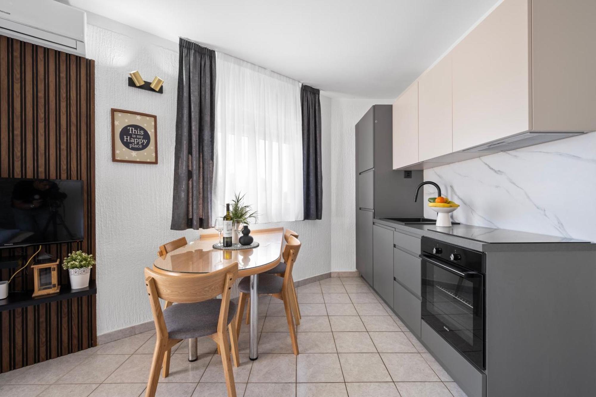Aquarius Apartments - Beachside With Heated Pool Vodice Phòng bức ảnh