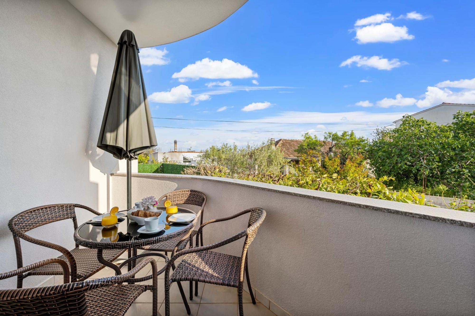Aquarius Apartments - Beachside With Heated Pool Vodice Phòng bức ảnh