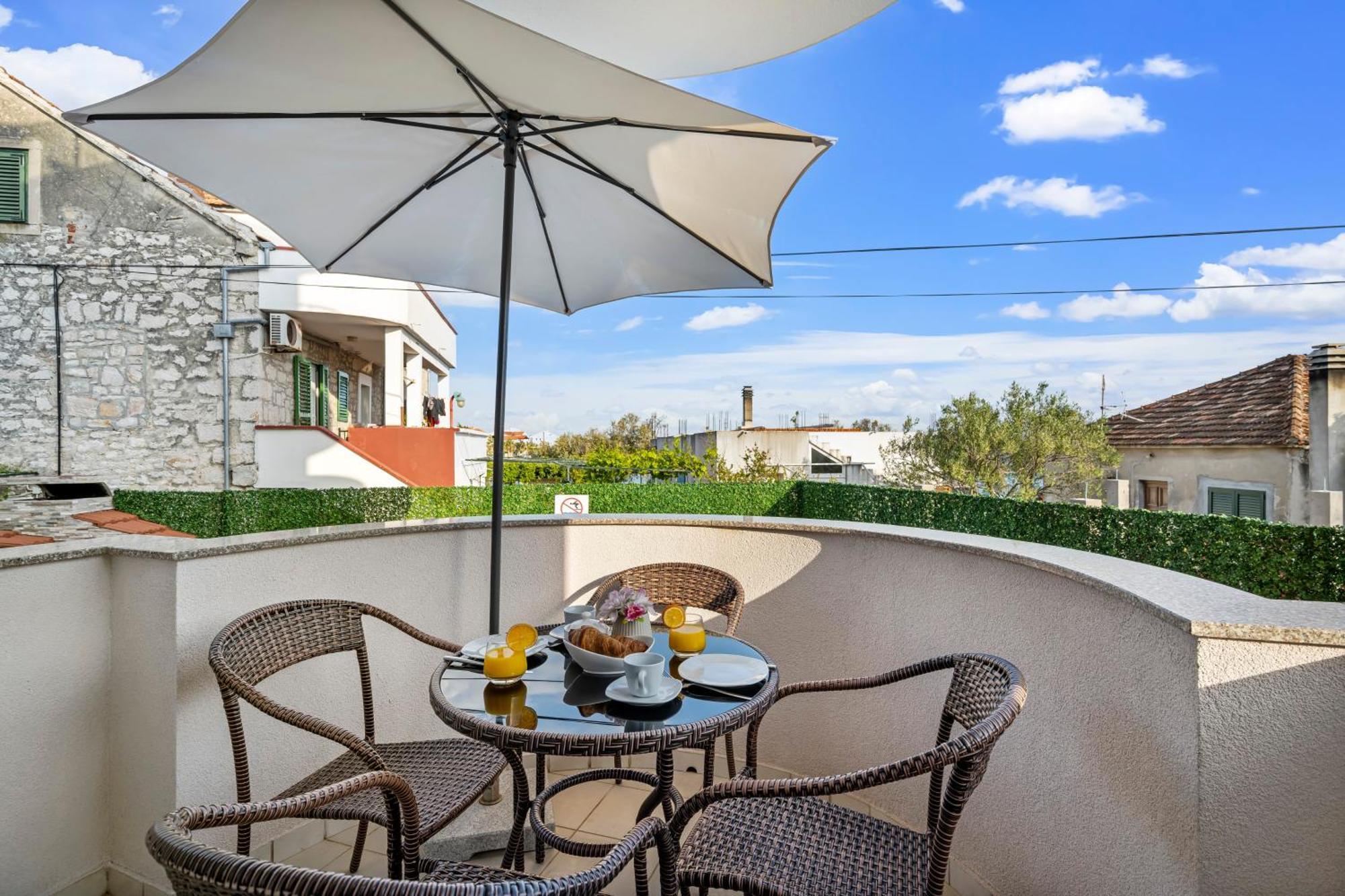 Aquarius Apartments - Beachside With Heated Pool Vodice Phòng bức ảnh