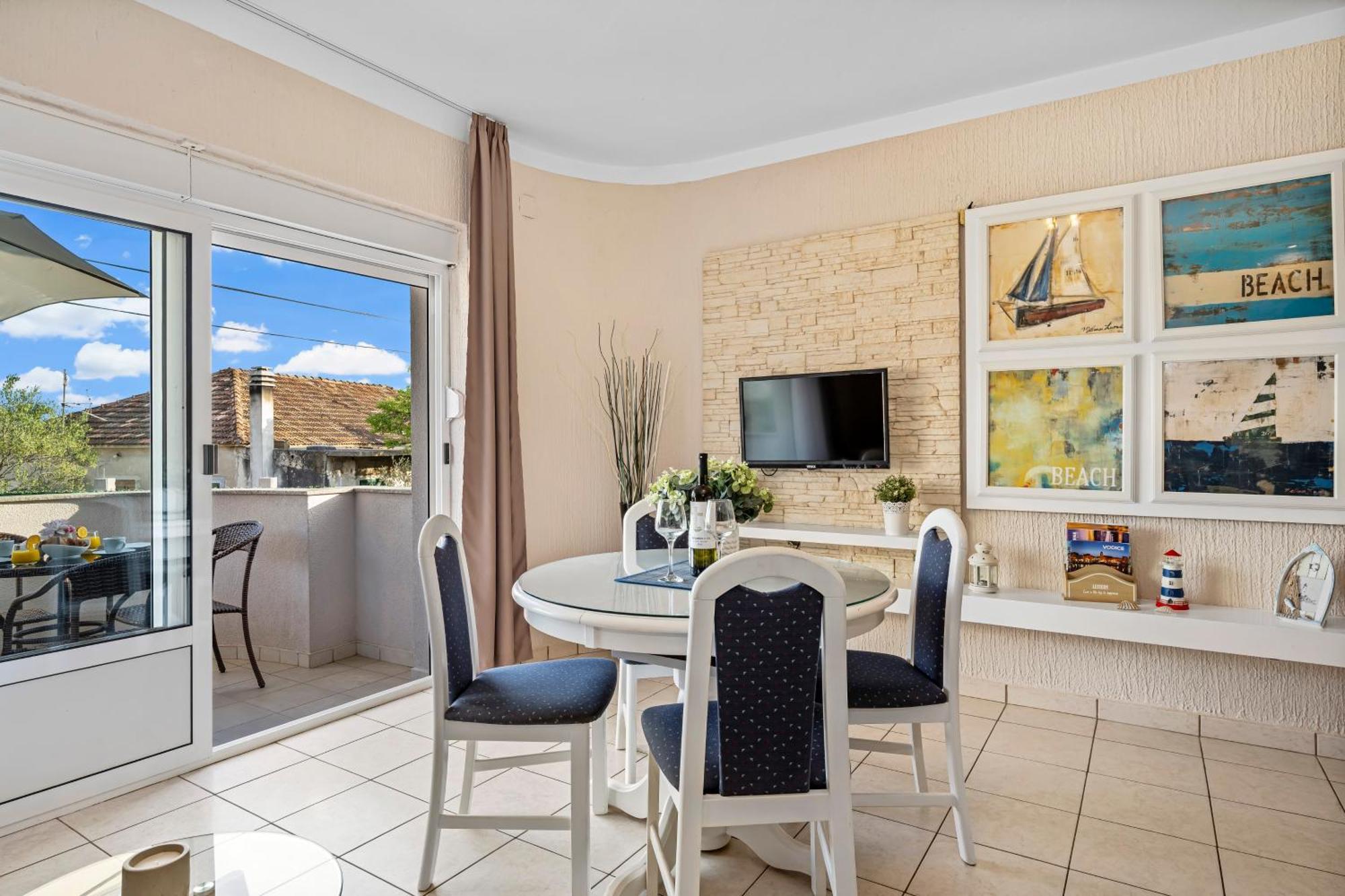 Aquarius Apartments - Beachside With Heated Pool Vodice Phòng bức ảnh