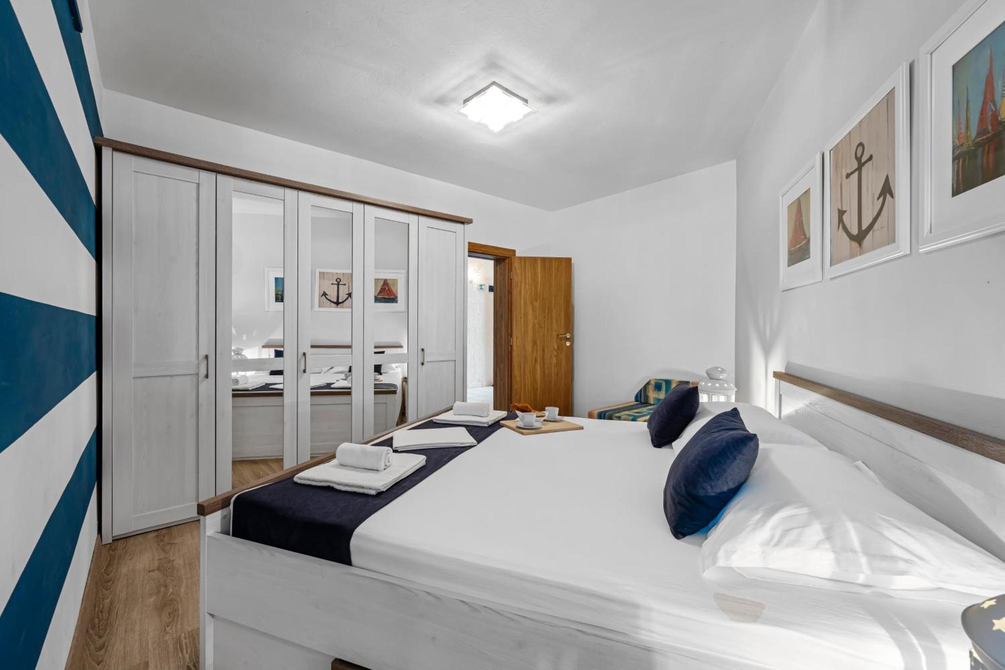 Aquarius Apartments - Beachside With Heated Pool Vodice Phòng bức ảnh