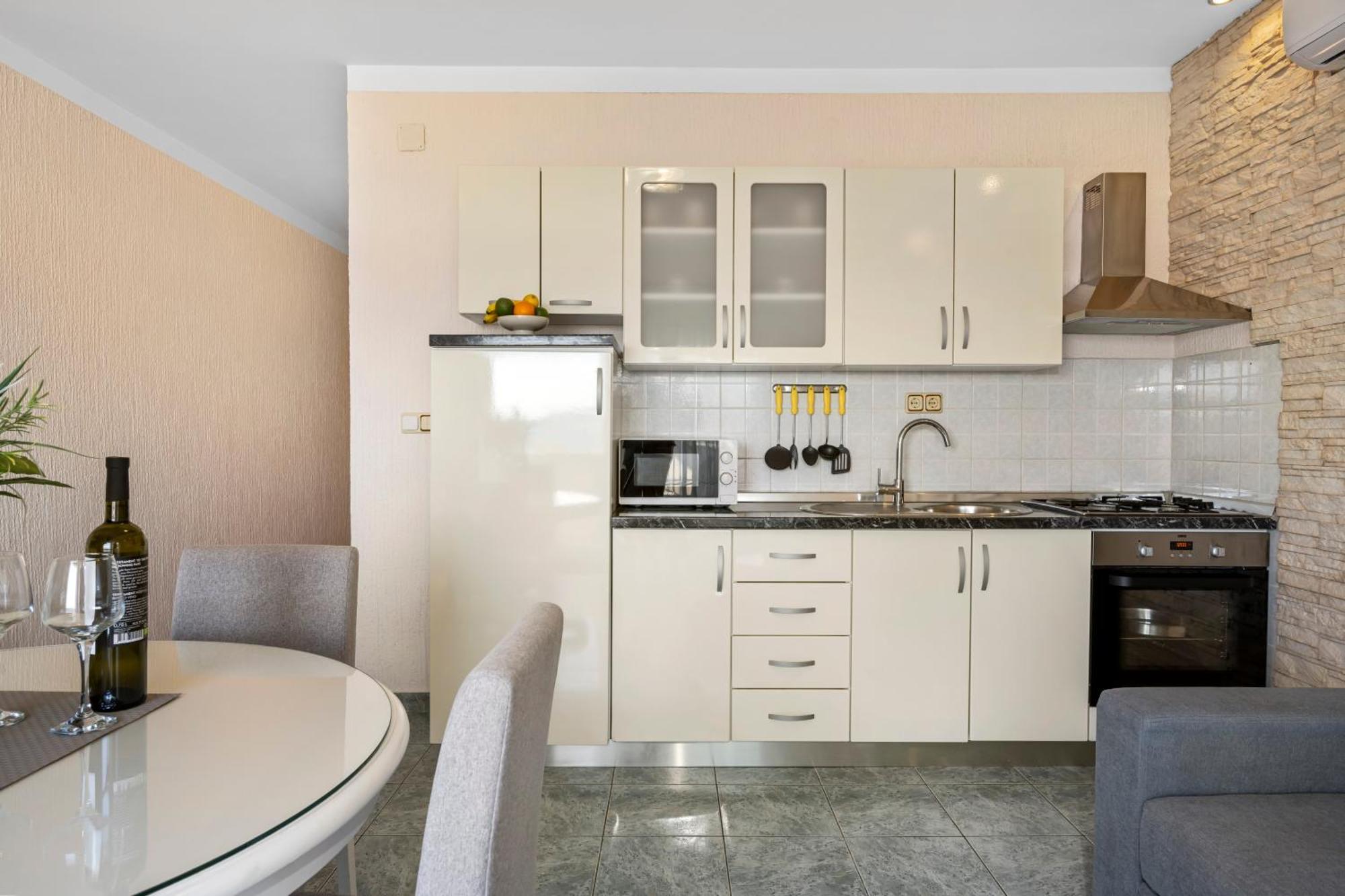 Aquarius Apartments - Beachside With Heated Pool Vodice Phòng bức ảnh