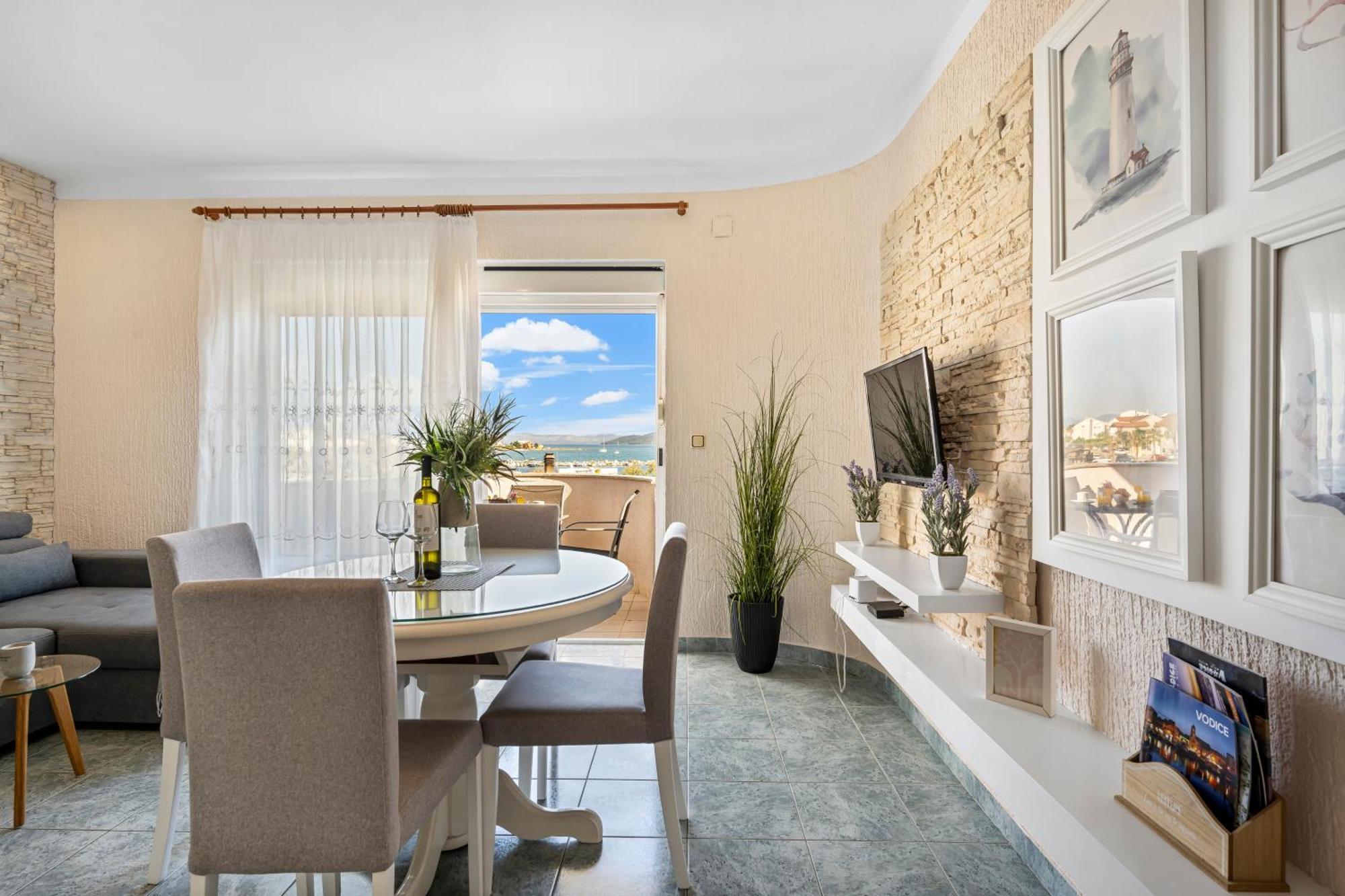 Aquarius Apartments - Beachside With Heated Pool Vodice Phòng bức ảnh