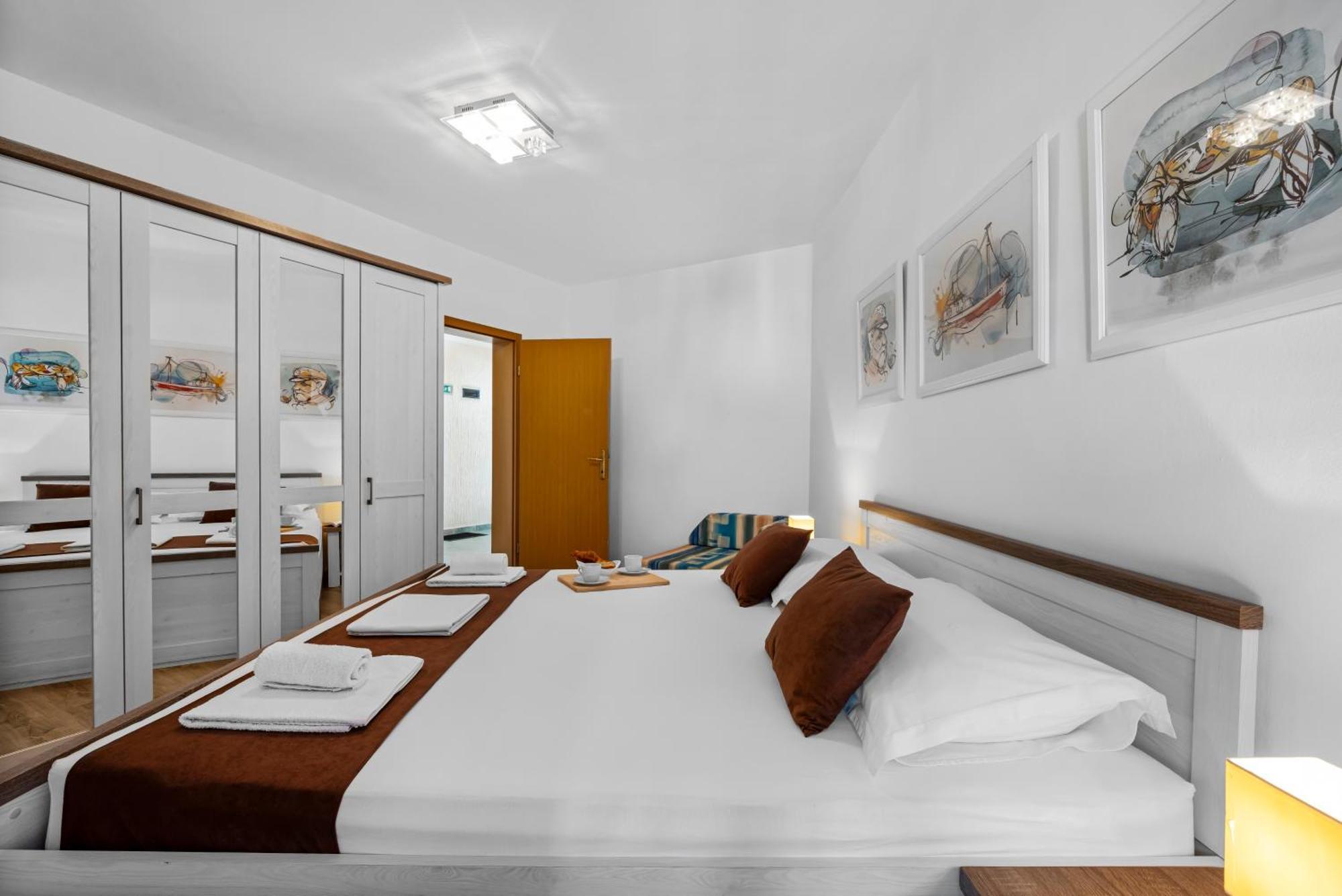 Aquarius Apartments - Beachside With Heated Pool Vodice Phòng bức ảnh