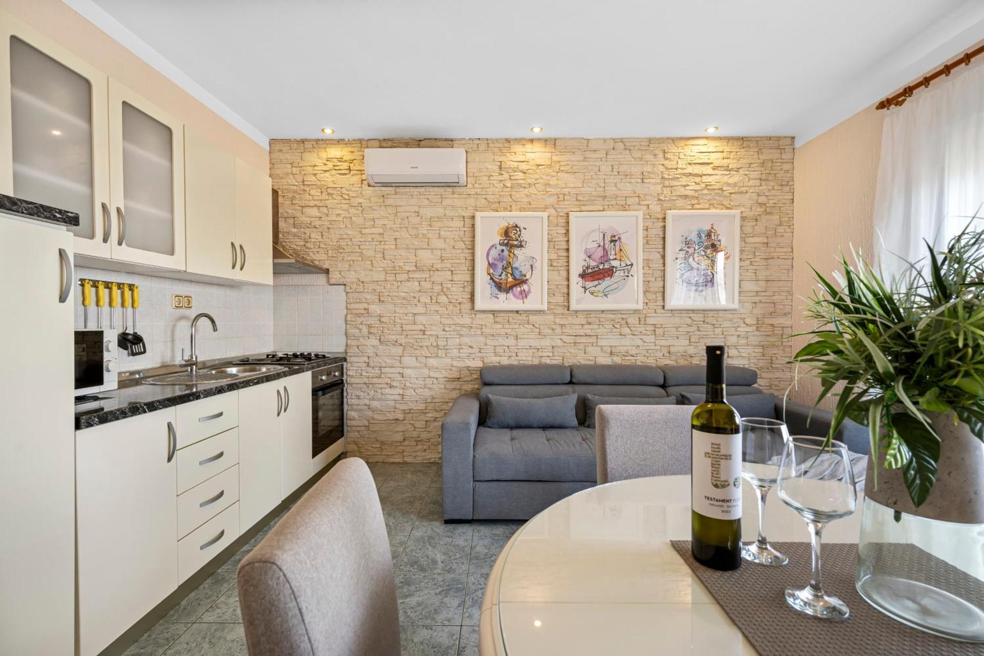 Aquarius Apartments - Beachside With Heated Pool Vodice Phòng bức ảnh