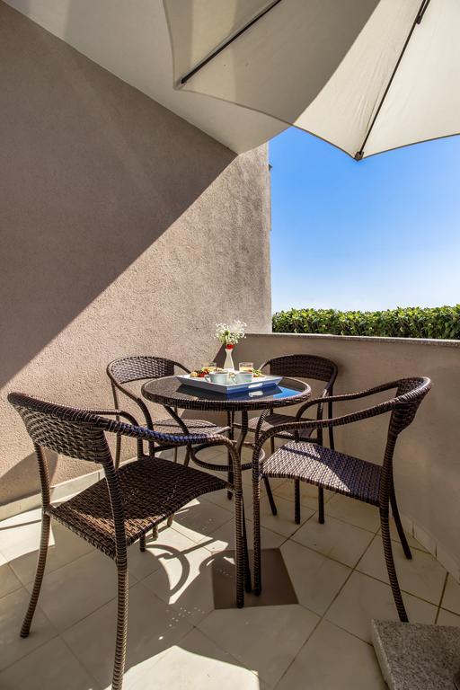 Aquarius Apartments - Beachside With Heated Pool Vodice Ngoại thất bức ảnh