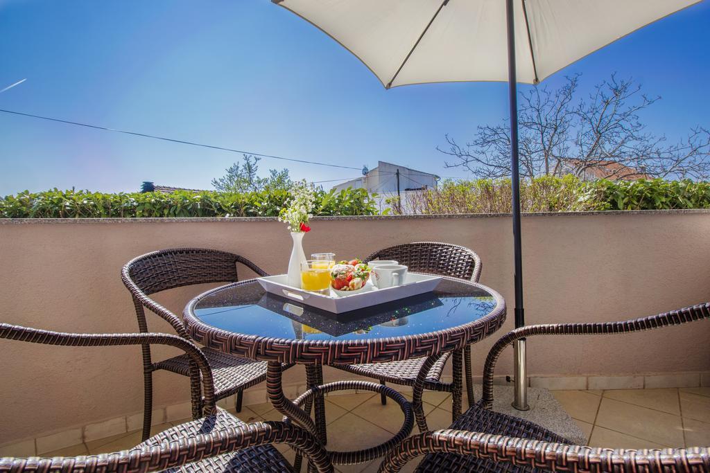 Aquarius Apartments - Beachside With Heated Pool Vodice Ngoại thất bức ảnh
